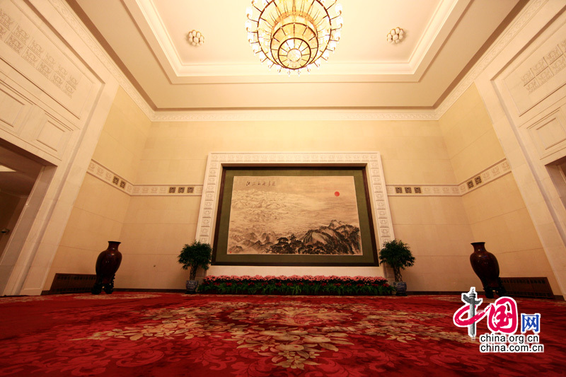人民大会堂迎宾厅。此处置有人民大会堂内最大的一幅国画《江山如此多娇》，画心高5.65米，宽9米，由著名画家傅抱石和关山月以毛泽东《沁园春·雪》词意为题材创作，画题为毛泽东主席所书。这里的地毯也是大会堂内最大的一块地毯。中国网 杨佳摄影 