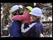 震災地で救助活動を展開する救助隊員たち｢中国網日本語版(チャイナネット)｣　2011年3月13日