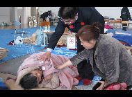 被害を受けた日本人を見舞う陳氏 ｢中国網日本語版(チャイナネット)｣　2011年3月14日