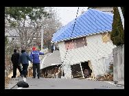 福島県　強い地震に壊れた民家
