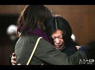 宮城県石巻市。避難所で母親を見つけ、抱き合って泣く女性