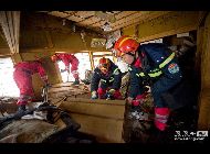岩手県大船渡市。崩れた家屋から生存者を探す中国救援隊の隊員たち