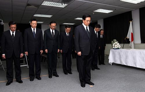 胡主席、日本大使館で震災犠牲者を弔問