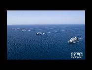 中国海軍の第7陣護衛編隊のミサイル護衛艦「温州」号と、第8陣護衛編隊の護衛艦「馬鞍山」号が16日、アデン湾東部海域の商船集結地点近くで正式に合流し、初めての合同護衛を実施した。 ｢中国網日本語版(チャイナネット)｣ 2011年3月18日