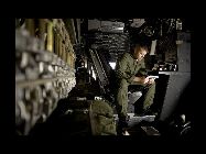 飛行の途中で今回の任務を研究する米軍｢中国網日本語版(チャイナネット)｣2011/3/18