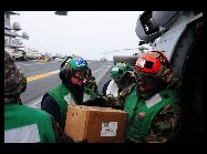 東日本大震災を受け、震災地近くの海域で救援活動を行っている米海軍の原子力空母｢ロナルド.レ－ガン｣は15日、震災地に救援物資を輸送するため艦載機を派遣した。｢中国網日本語版(チャイナネット)｣　2011年3月18日