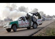 19日夜の多国籍部隊による空爆に続き、フランス軍は20日早朝、リビアに対する軍事攻撃を再び強化した。これによって、カダフィ大佐に忠実である戦車部隊が大きなダメージを受けた。 ｢中国網日本語版(チャイナネット)｣　2011年3月21日
