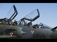 フランス軍参謀本部は21日、リビアへの空爆開始から3日間で、同国は軍機を延べ55機出動させ、飛行時間は合わせて約400時間に達したことを明らかにした。｢中国網日本語版(チャイナネット)｣　2011年3月23日