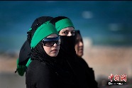 リビアのトリポリで行われた、空爆の犠牲者のための大規模な葬式に参列する女性たち（3月24日）