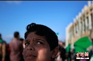リビア東部のベンガジにある病院の近くで抗議する、空爆で家族を亡くした男性