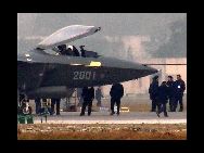 中国製ステルス戦闘機「殲20（J20）」が昨年1月11日、四川省の省都･成都でテストフライトに成功した。これは中国の国防産業にとって重要な新成果であり、中国の軍事近代化の新モデルとなる飛躍でもある。最近、J20の一部の初飛行の写真が新たに流出した。 ｢中国網日本語版(チャイナネット)｣　2011年3月28日
