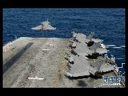 フランスは現地時間20日午後1時14分、同国海軍初の原子力空母｢シャルル・ドゴール｣をリビア沖に派遣することを決めた。1900―2000人の兵士のほか、空母には｢ダッソーラファール｣や｢ミラージュ｣を含む20機あまりの戦闘機も搭載されている。｢中国網日本語版(チャイナネット)｣　2011年3月29日