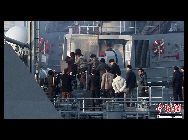 韓国は27日、50日間拘留していた朝鮮漁民31人のうち27人を朝鮮に送還し、朝鮮に帰りたくないとされる4人を送還しなかった。これに対して、無条件に全員の送還を主張してきた朝鮮は、拘留された漁民の家族の気持ちを考えるとして、27人のみの送還を認めた。 ｢中国網日本語版(チャイナネット)｣　2011年3月31日