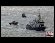 韓国は27日、50日間拘留していた朝鮮漁民31人のうち27人を朝鮮に送還し、朝鮮に帰りたくないとされる4人を送還しなかった。これに対して、無条件に全員の送還を主張してきた朝鮮は、拘留された漁民の家族の気持ちを考えるとして、27人のみの送還を認めた。 ｢中国網日本語版(チャイナネット)｣　2011年3月31日