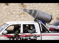 リビアの石油都市Bregaで6日、反政府勢力が見つけられるすべての武器を用いて、カダフィ大佐軍を攻撃した。写真は簡単に改造された、直径57mmのS-5ロケット弾を最大32発装填出来る空対地ロケット弾ポット｢UV-32-57｣。 ｢中国網日本語版(チャイナネット)｣　2011年4月8日