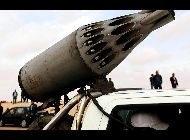 リビアの石油都市Bregaで6日、反政府勢力が見つけられるすべての武器を用いて、カダフィ大佐軍を攻撃した。写真は簡単に改造された、直径57mmのS-5ロケット弾を最大32発装填出来る空対地ロケット弾ポット｢UV-32-57｣。 ｢中国網日本語版(チャイナネット)｣　2011年4月8日