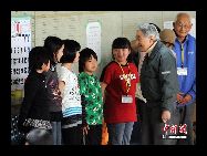 東日本大震災で、日本の天皇、皇后両陛下は8日午後、福島県双葉町の集団避難先になっている埼玉県加須市の旧騎西高校を訪問された。 ｢中国網日本語版(チャイナネット)｣　2011年4月10日