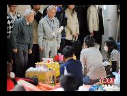 東日本大震災で、日本の天皇、皇后両陛下は8日午後、福島県双葉町の集団避難先になっている埼玉県加須市の旧騎西高校を訪問された。 ｢中国網日本語版(チャイナネット)｣　2011年4月10日