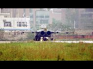 今年1月11日に初飛行に成功した中国の次世代ステルス戦闘機｢殲20(J20)｣が17日、大勢の軍事マニアが見守る中、成都飛行場付近で2回目の試験飛行を実施した。 ｢中国網日本語版(チャイナネット)｣　2011年4月19日