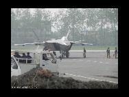今年1月11日に初飛行に成功した中国の次世代ステルス戦闘機｢殲20(J20)｣が17日、大勢の軍事マニアが見守る中、成都飛行場付近で2回目の試験飛行を実施した。 ｢中国網日本語版(チャイナネット)｣　2011年4月19日