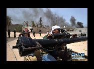 また、カタールの衛星テレビ局アルジャジーラなどによると、リビアで3番目の都市ミスラタでは、リビア政府軍と反対派武装勢力の交戦は24日も依然と続いている。クウェートを訪問中のリビア反対派の指導者･ムスタファ・アブドル・ジャリル議長は24日、「クウェート政府は『国民評議会』に5000万ディナール（凡そ1億8000万ドル）の援助資金を提供する」と述べた。