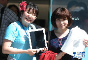 東京の銀座にあるアップルストアの前で、買ったiPad 2を見せる日本人（4月28日）米アップル社は28日、日本でiPad 2を発売した。iPad 2は3月25日に日本で発売される予定だったが、東日本大震災により延期された。