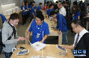 銀座にあるアップルストアでiPad 2を買う日本人（4月28日）
