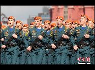 ロシア政府が現地時間5月9日午前10時に、モスクワの赤の広場で行われた戦勝記念66周年パレードで、100機以上の先進兵器が公開された。 ｢中国網日本語版(チャイナネット)｣　2011年5月10日