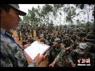 広州軍区某合同戦術訓練基地は18日、陸･海･空軍の兵士と士官115人を対象に、1カ月間にわたる非特殊部隊狙撃兵の集中訓練を開始した。 ｢中国網日本語版(チャイナネット)｣　2011年5月19日