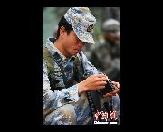 広州軍区某合同戦術訓練基地は18日、陸･海･空軍の兵士と士官115人を対象に、1カ月間にわたる非特殊部隊狙撃兵の集中訓練を開始した。 ｢中国網日本語版(チャイナネット)｣　2011年5月19日