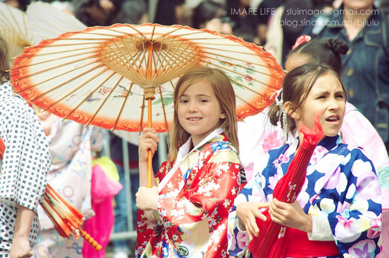 着物を着る西洋人の子供たち