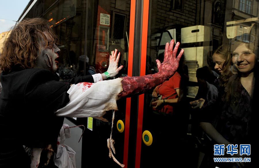 チェコの首都プラハで、公共バスを攻撃するふりをしたゾンビに扮装する男性（5月21日）
