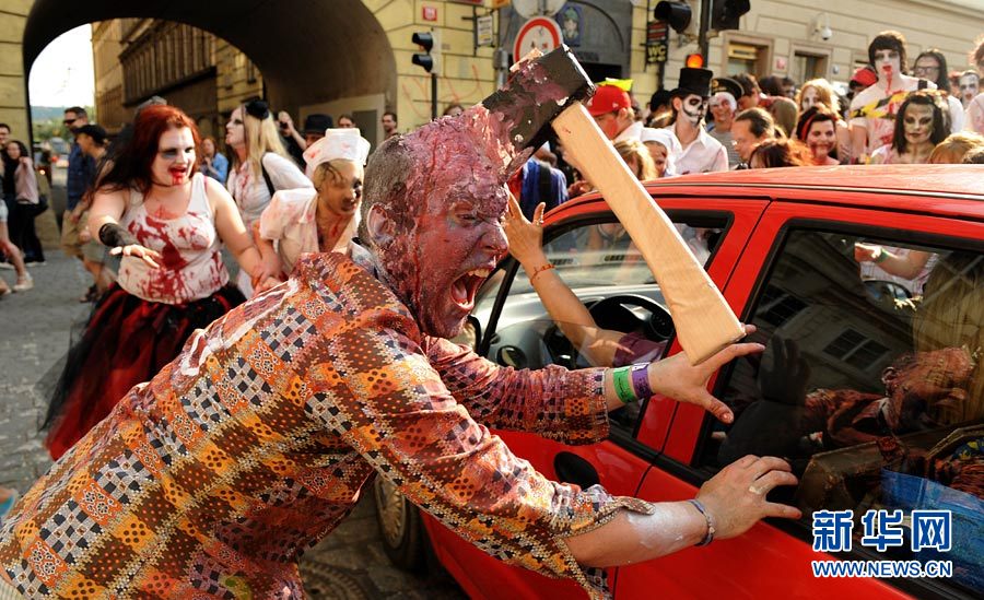 チェコの首都プラハで、公共バスを攻撃するふりをしたゾンビに扮装する男性（5月21日）