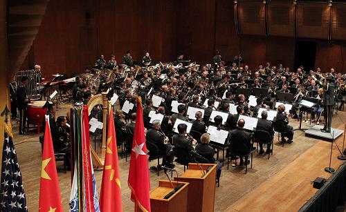 中国人民解放軍軍楽団と米陸軍軍楽団は21日、ニューヨークのリンカーンセンターで合同コンサートを行い、音楽で世界の平和と両軍の友誼を称え、解放軍軍楽団の今回の訪米公演のフィナーレを飾った