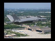 米国メリーランド州アンドリュース空軍基地で21日、米海軍の統合攻撃戦闘機「F-35C」が初めて公開的に飛行した。これはF-35のデビューショーだという。 ｢中国網日本語版(チャイナネット)｣　2011年5月24日
