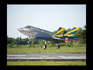 米国メリーランド州アンドリュース空軍基地で21日、米海軍の統合攻撃戦闘機「F-35C」が初めて公開的に飛行した。これはF-35のデビューショーだという。 ｢中国網日本語版(チャイナネット)｣　2011年5月24日
