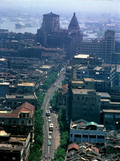 1982年の南京東路を俯瞰した写真には和平飯店と中国銀行が見える。黄浦江の対岸のビルはまだ建設されていなかった。当時の上海市は急速開発の時代に突入する前で、道路を走る自動車も70年代のゆったりスタイルを保っていた。