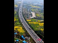 交通システムの復興も順調に進んでいる。徳陽市内の高速道路の鳥瞰図
