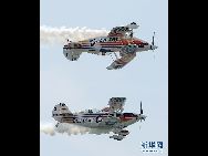 米空軍による年に１度のジョーンズビーチ航空ショーが28日、米国のロングアイランド上空で開催された。サンダーバードをはじめとする様々な型の飛行機がアクロバットに宙を舞い、多くの人々を引き付けた。 ｢中国網日本語版(チャイナネット)｣　2011年5月29日