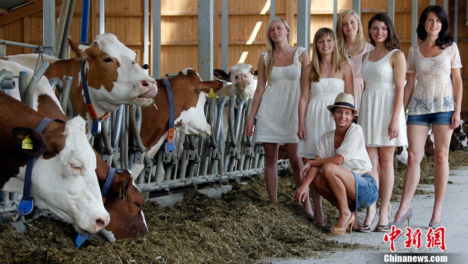バイエルン人の若い農婦数人が5月26日、ミュンヘン近くの農場で「農場の女性」というテーマのカレンダーを撮影した。このカレンダーのモデルは全員ドイツやオーストラリアで働く農場主の妻だ。