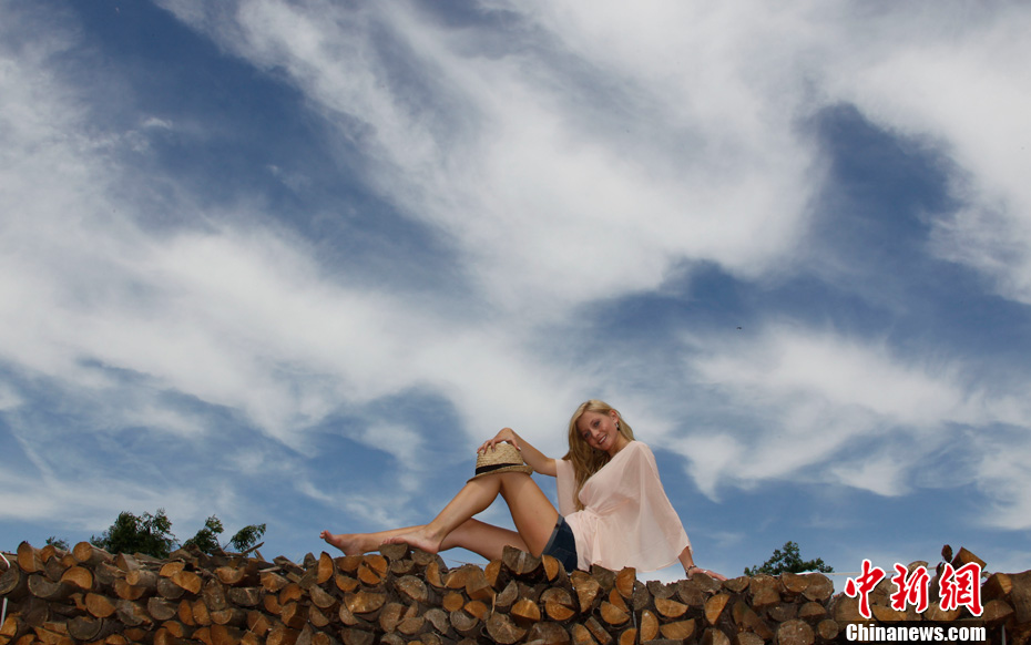 バイエルン人の若い農婦数人が5月26日、ミュンヘン近くの農場で「農場の女性」というテーマのカレンダーを撮影した。このカレンダーのモデルは全員ドイツやオーストラリアで働く農場主の妻だ。