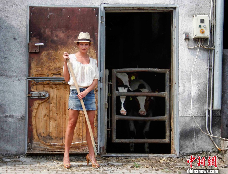 バイエルン人の若い農婦数人が5月26日、ミュンヘン近くの農場で「農場の女性」というテーマのカレンダーを撮影した。このカレンダーのモデルは全員ドイツやオーストラリアで働く農場主の妻だ。