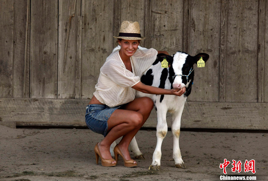 バイエルン人の若い農婦数人が5月26日、ミュンヘン近くの農場で「農場の女性」というテーマのカレンダーを撮影した。このカレンダーのモデルは全員ドイツやオーストラリアで働く農場主の妻だ。