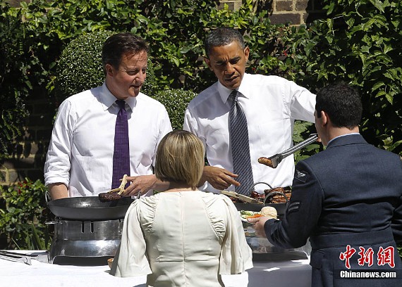 イギリスを訪問したオバマ米大統領とキャメロン英首相は5月25日、夫人とともにダウニング街10番地でバーベキューパーティーを行った。パーティーには、イギリス駐在の米軍兵士と退役した米英両国の元兵士が出席した。