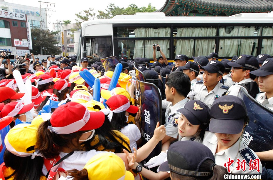 市政庁の前でデモを行う性産業の従事者ら（5月31日）