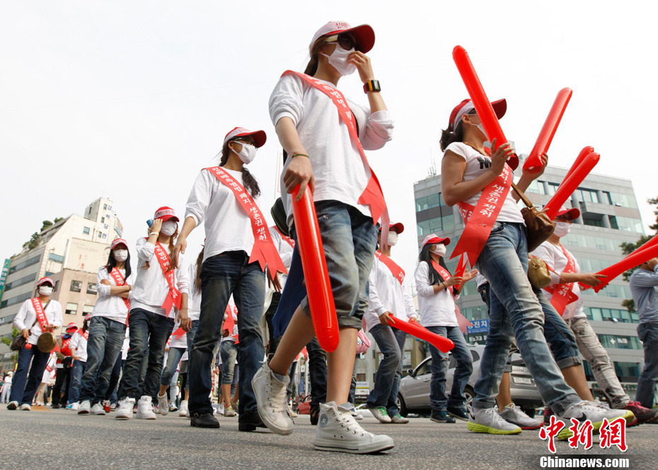 市政庁の前でデモを行う性産業の従事者ら（5月31日）