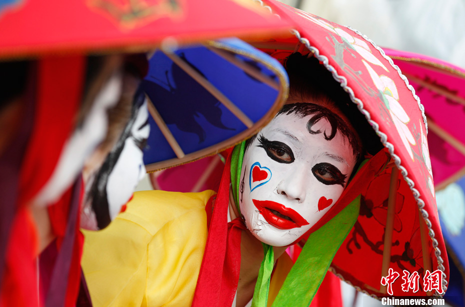 5月31日、韓国の春川市で性産業の従事者がマスクやサングラスで顔を隠し、市政庁の前でデモを行った。