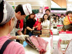 資料写真:新鮮な魚を売る日本のスーパー