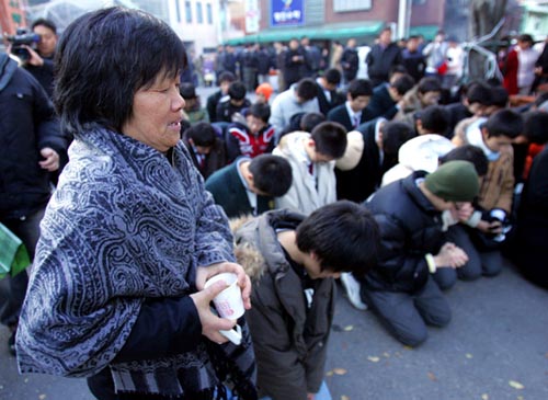 ソウル市にある受験会場前で、成功を祈る教師と学生たち（資料写真）