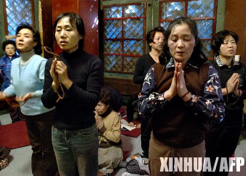 ソウルにある寺で、受験生の成功を祈る母親